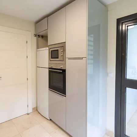 Elegant Getaway Near Padierna Marbella Lux Lägenhet *